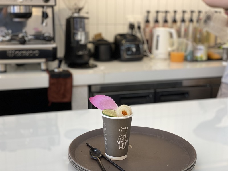 座って注文を待ちます