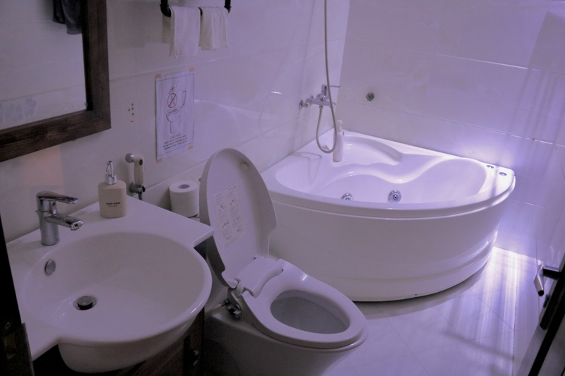 お部屋には全室シャワーとトイレ付です。