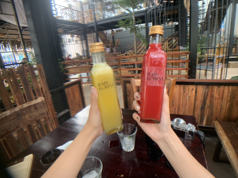 見た目もかわいいフレッシュジュース。 Sunshine 63.000VND, Watermelon 57.000VND