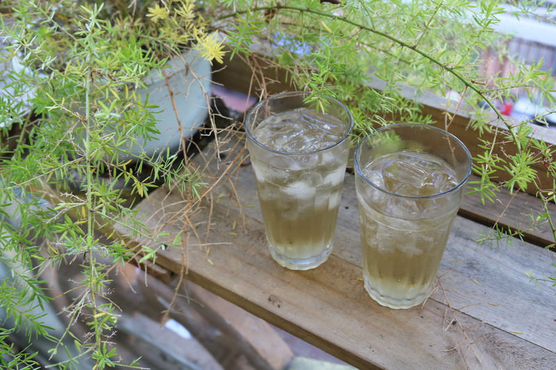 氷がたくさん入ったベトナム茶が疲れた身体に染みわたります