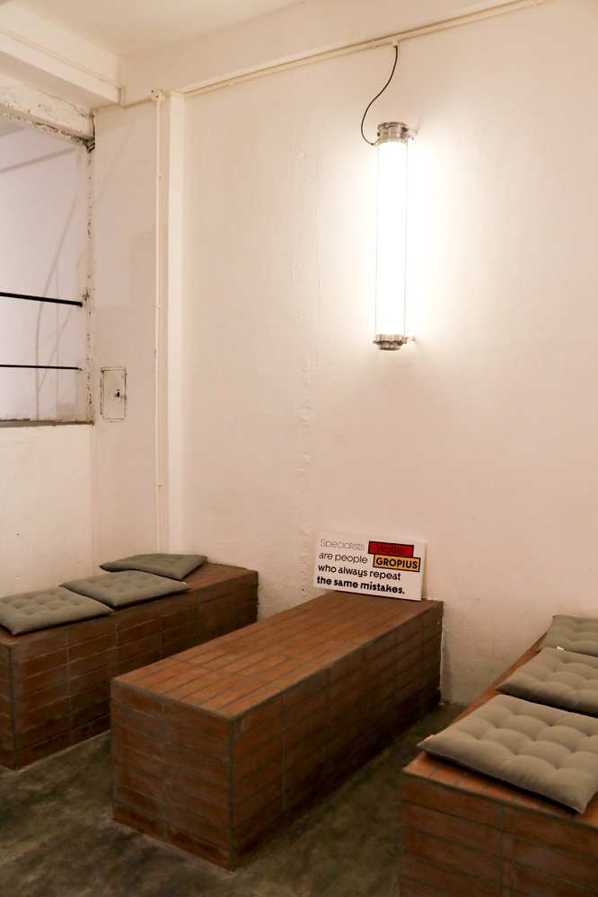 椅子と机がシンプルな分、ライトが際立ちおしゃれな雰囲気に