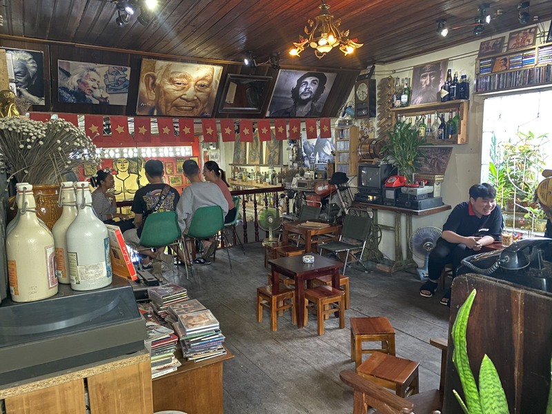 ー奥にある1号店は昔ながらのインテリアにぎゅっと囲まれた空間