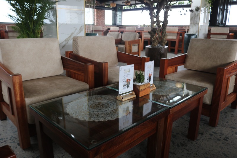 一枚板を使ったテーブルが全フロアに使用