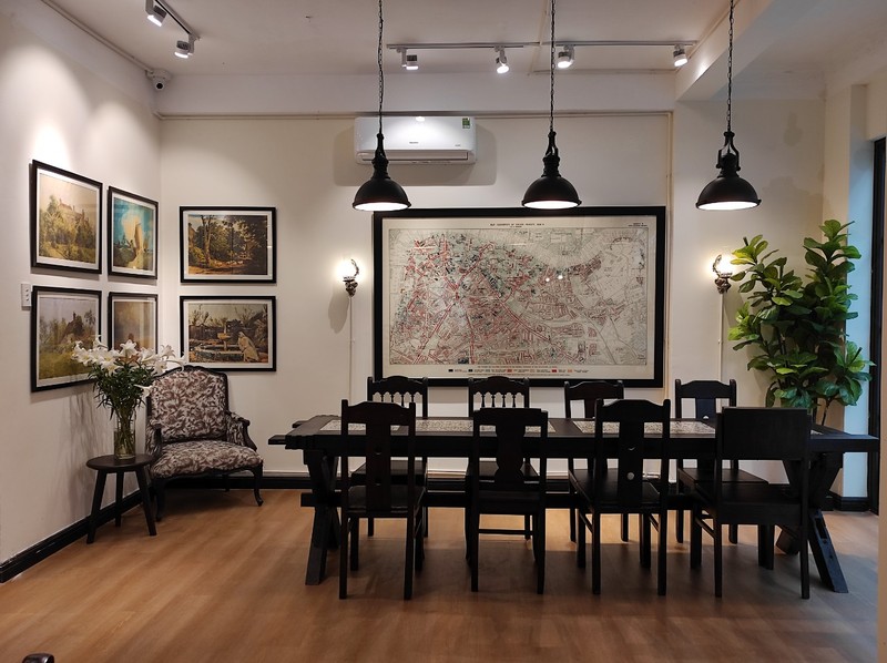 店内の装飾はレトロなヨーロッパ風の絵画がメイン