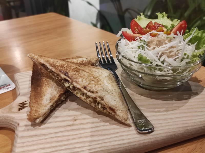 ホットサンド(サラダ付き)　60,000VND(約300円)