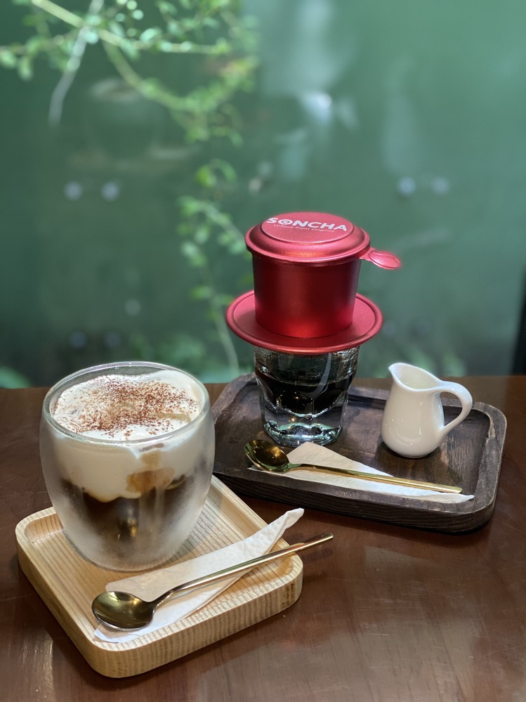 塩コーヒー：Ca phe muoi 35,000VND(約180円) ベトナムコーヒー(フィルター)Ca phe Phin 29,000VND(約150円)