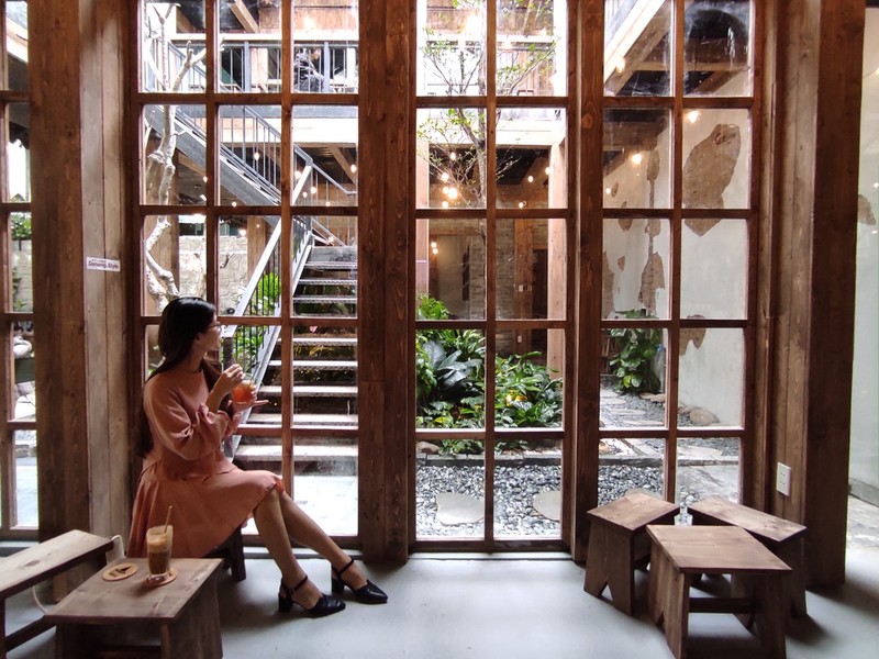 心地よい風が吹き抜ける庭と2階建ての室内スペース