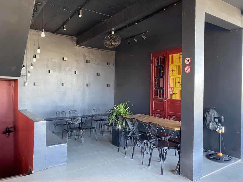 店内はシンプルながらも清潔感がある造り