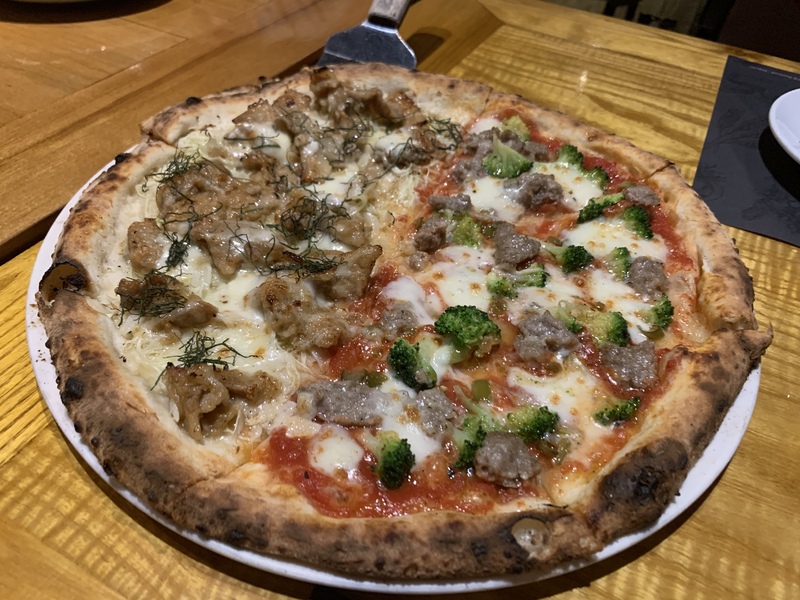 Japanese Ginger PorkとSpicy homade Sausage &amp; Broccoli Pizzaのハーフハーフ（8枚切り）