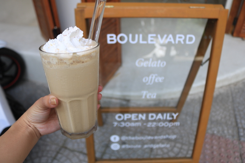 シェイクと生クリームで一本飲み切った時にはお腹はいっぱいになる甘いココナッツコーヒー。
