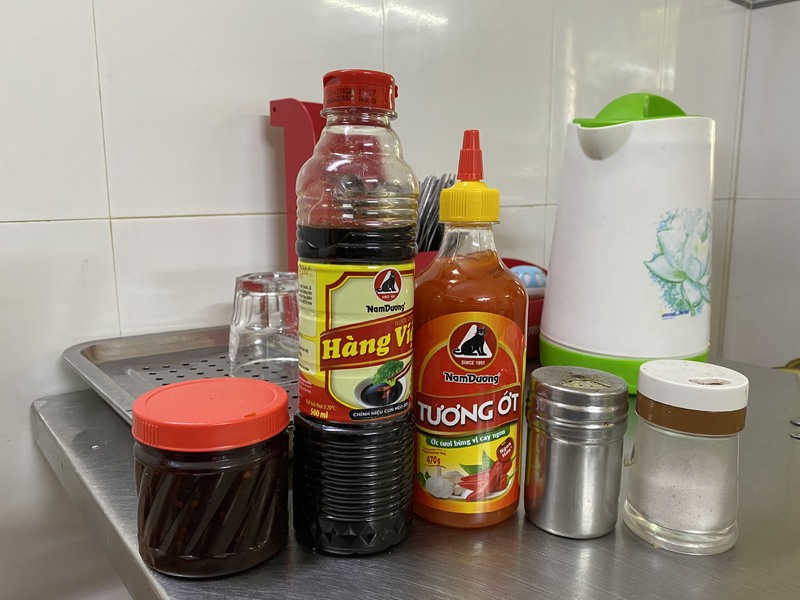 卓上にある調味料を掛けて美味しく食べよう