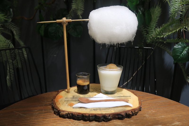 雨のコーヒー：値段要確認 オーナーさんが自ら考えたココナッツコーヒーと綿あめのスペシャルドリンク。