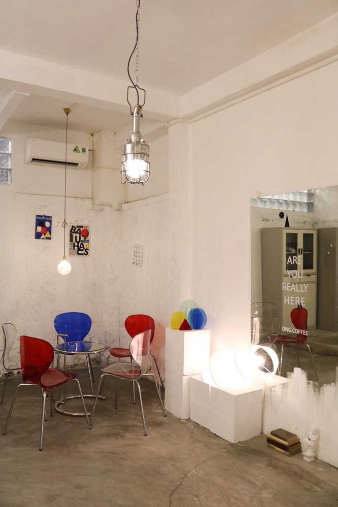 透明のカラーチェアを置くだけでポップな雰囲気に