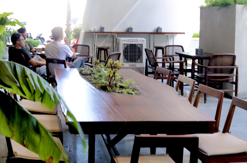 ハン川沿いにはカフェが多く立ち並ぶエリア