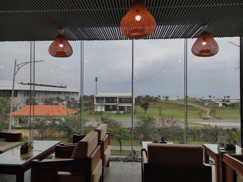 一枚板を使ったテーブルが全フロアに使用