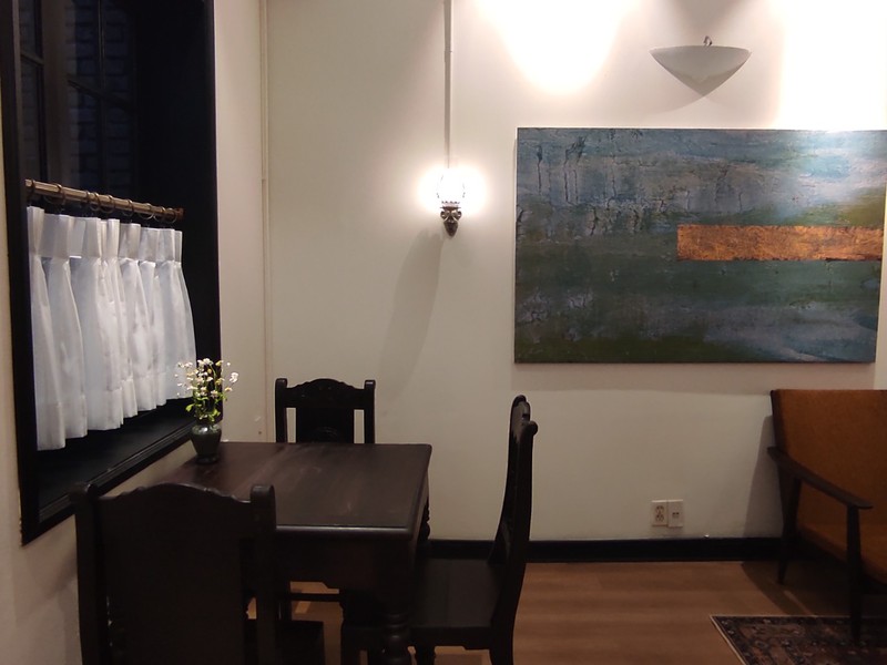 店内の装飾はレトロなヨーロッパ風の絵画がメイン