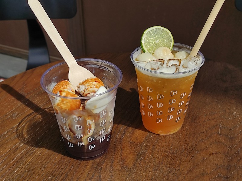 ココナッツコーヒー65,000VND（約330円）、ライチティー45,000VND（約230円）