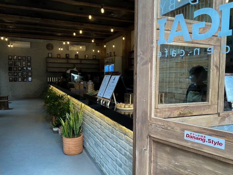 心地よい風が吹き抜ける庭と2階建ての室内スペース