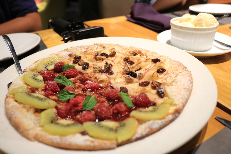 Raspberry &amp; Vanilla Ice-creamとApple &amp; Vanilla Ice-cream のハーフのハーフ（１０枚切り）リンゴの方にはアイスクリーム付き