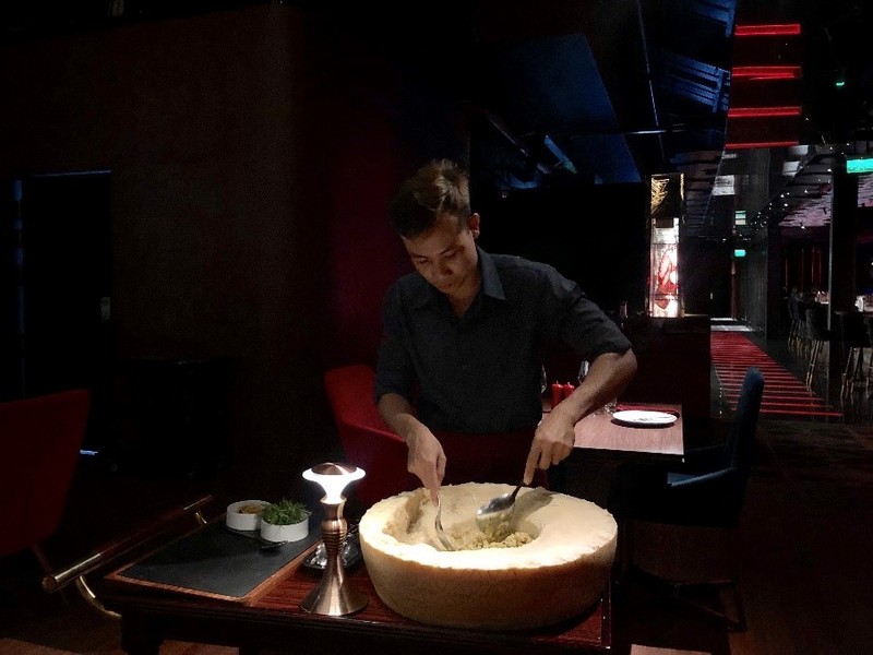 食べ物により、ゲストの前に、スタッフがテーブルで料理をするのもあります。