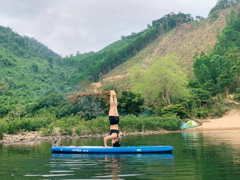 朝の澄んだ空気の中、サップ、ヨガなどをしてリラックス。