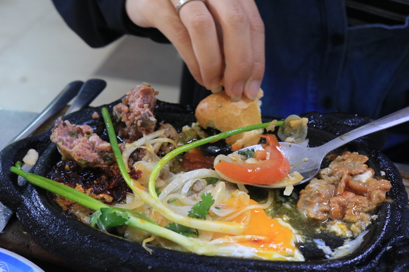 卓上にある調味料を掛けて美味しく食べよう