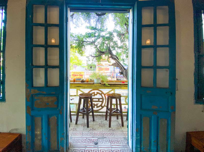 テラス席は大きな木の木陰になっていて気持ちいです