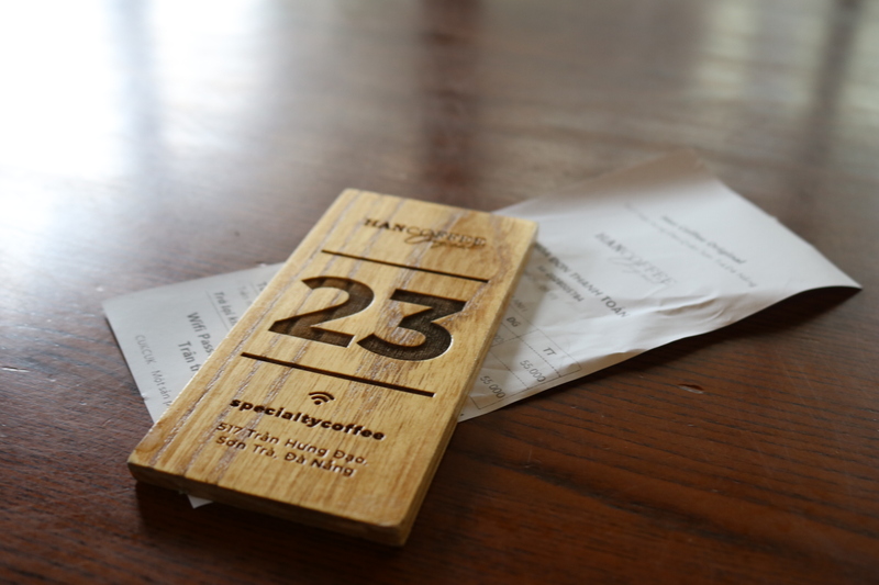 支払いを済まして席で待ちましょう。