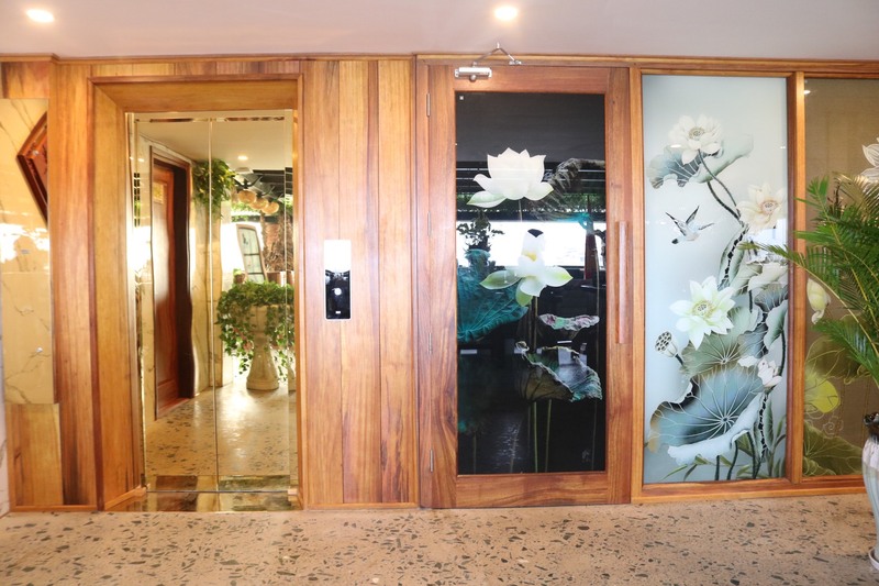 エレベーターと一部の壁は煌びやかな装飾