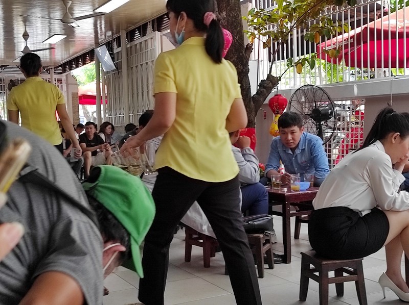 人気店ならではのテキパキとした店員さん