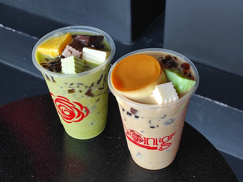 左：Trà sữa Thái xanh Thạch nhà làm 22,000VND(約110円) 手作りゼリータイミルクグリーンティーMサイズ 右：Trà sữa Ô long sữa đường đen đặc biệt 29,000(約150円) 特別黒糖ミルクウーロンティーMサイズ