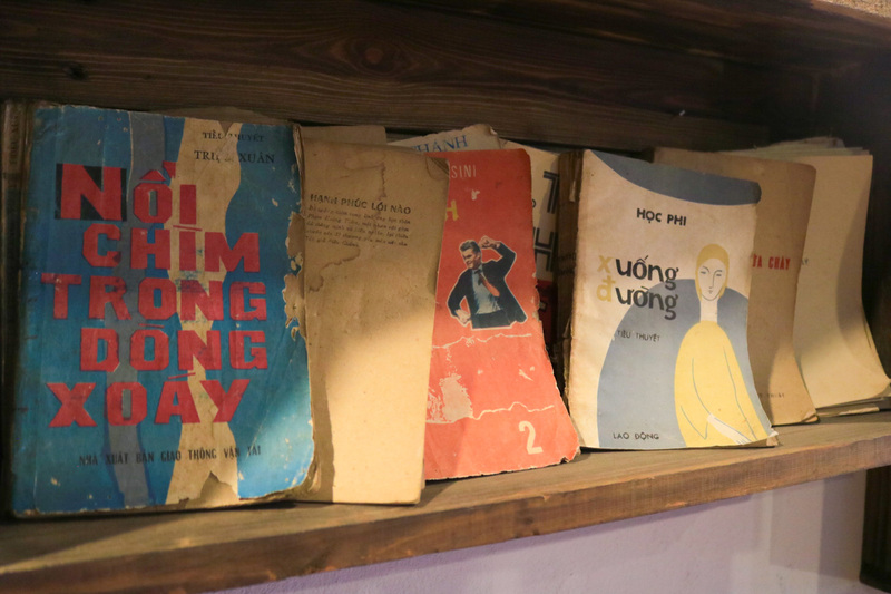 カラフルなベトナムの古本