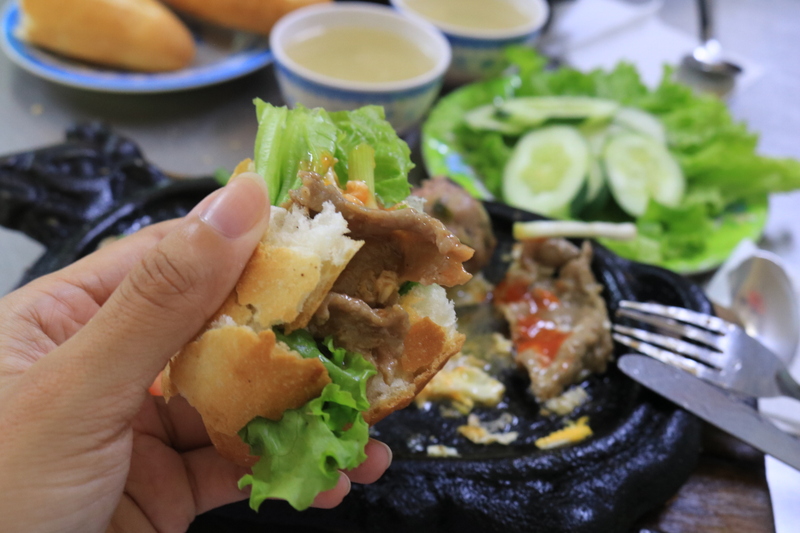 卓上にある調味料を掛けて美味しく食べよう