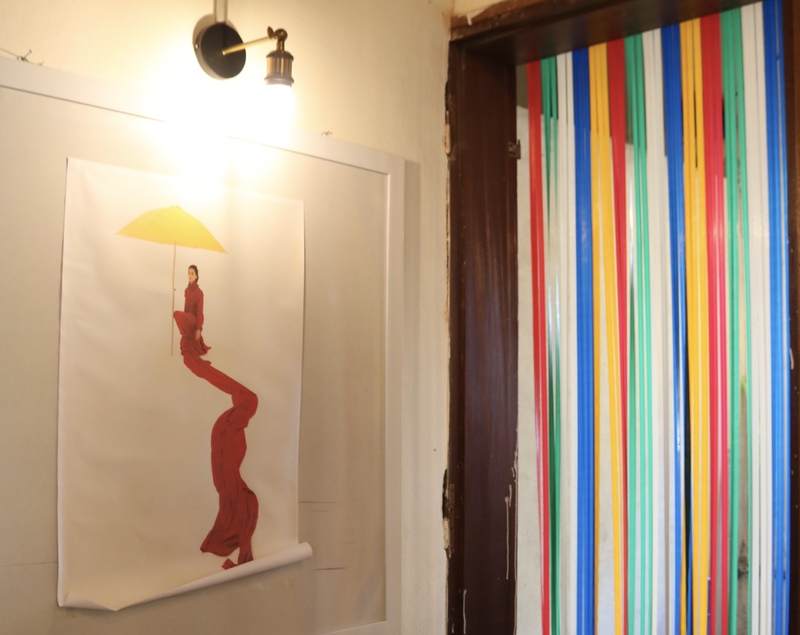 トイレの入り口がビニールテープでカワイイ