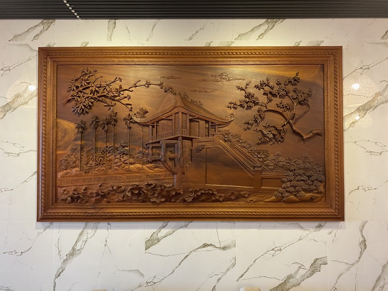 木彫りの絵も各階に飾られておりシックな内装