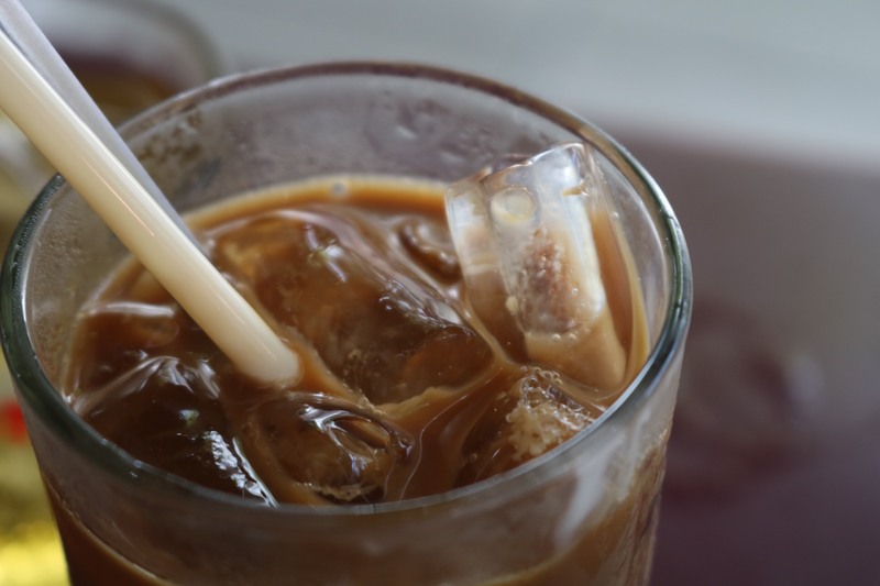 味を気にかけて追加の氷をおもむろに持ってきてくれる店員さん