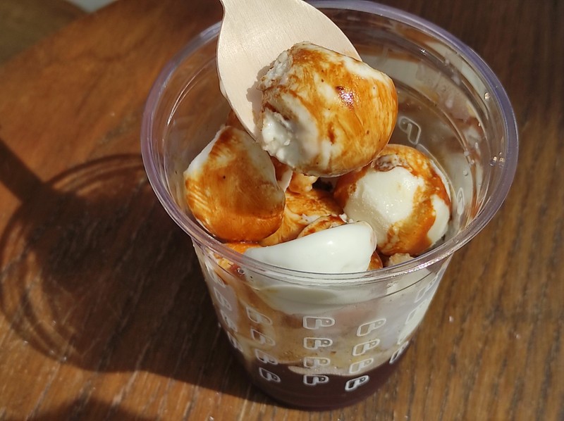 特製ココナッツアイスにベトナムコーヒーがかかったデザートのような一品