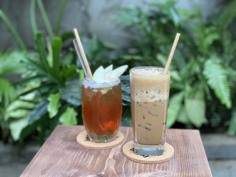 右：グアバジュース(Nước ép ổi)、左：塩コーヒー(Cà phê muối)