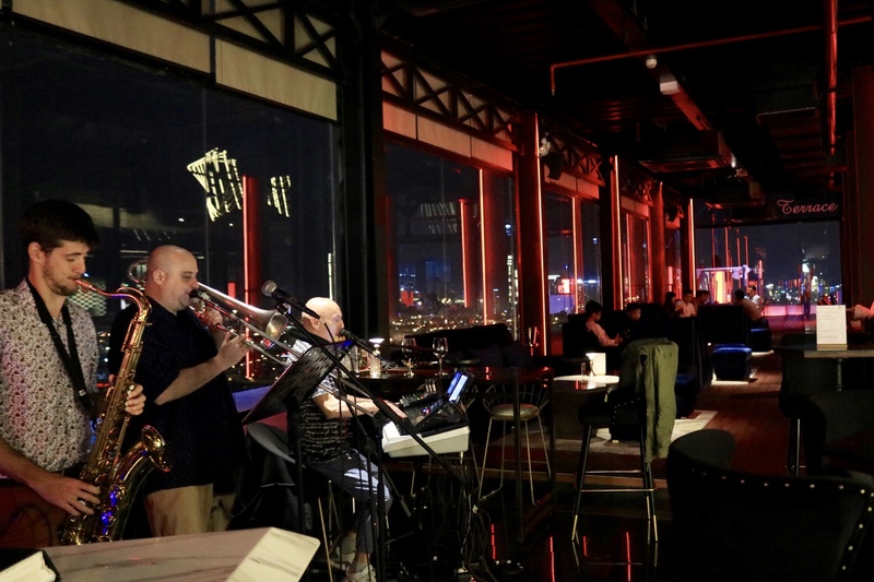 日にちと時間によっては生演奏も聞くことができます。