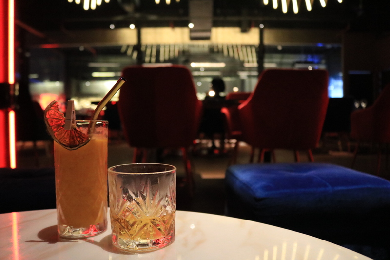 お酒の種類も豊富。ゆっくりしたい場合はソファ席がおすすめ。