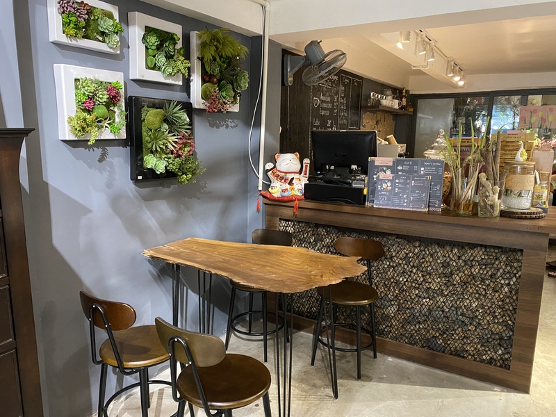 流行も押さえた落ち着いた雰囲気の店内