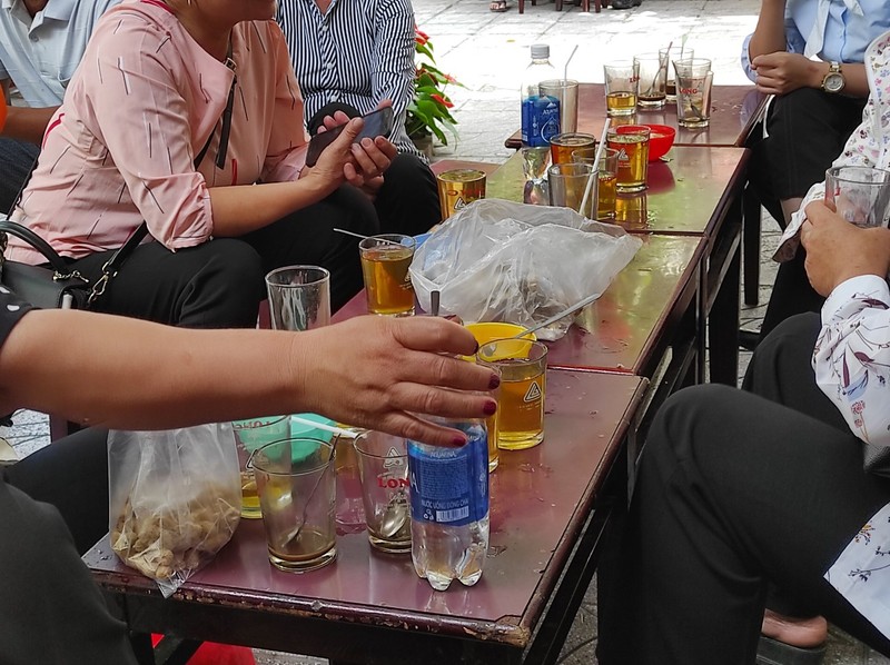 机を自由に並べてカフェで大人数でおしゃべり