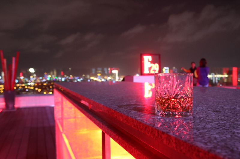 天気が良い日は外で夜景を眺めながら頂くことができます。