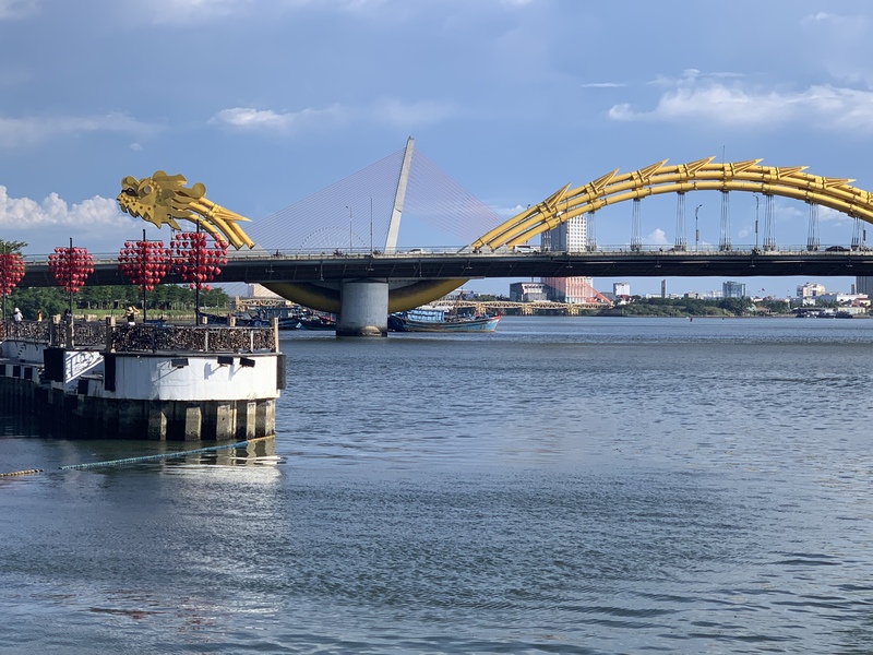 船から見えるドラゴンブリッジとラブブリッジ