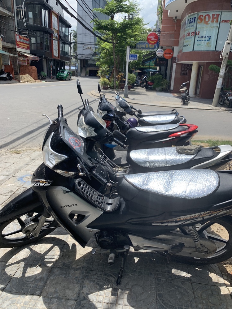 バイクの座るシート部分に反射のシートをかぶせてくれるという優しい気づかいをしてくれるカフェの駐車場