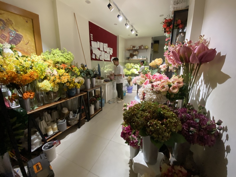 カフェの奥には造花が置かれていました