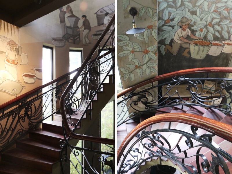 階段の壁の絵にも注目