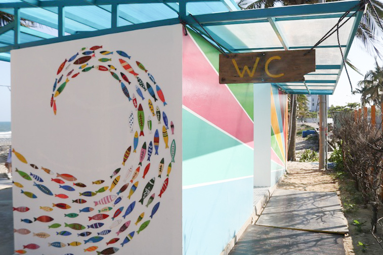 お手洗いも男女別の清潔な設備で安心