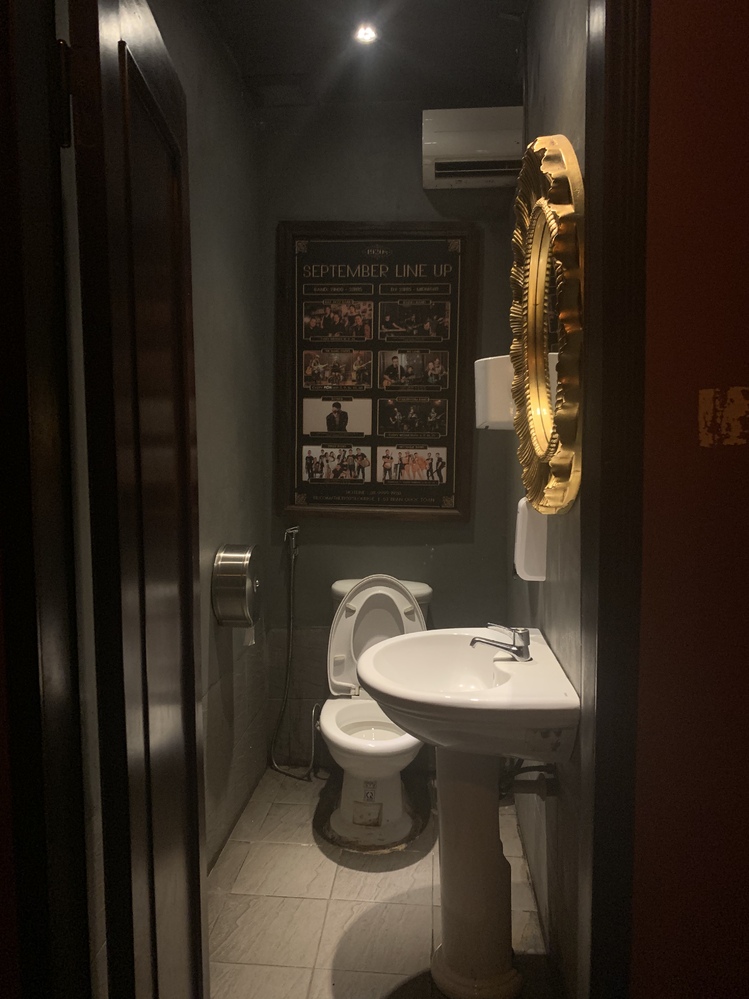 お手洗い（男女兼用が２つ）