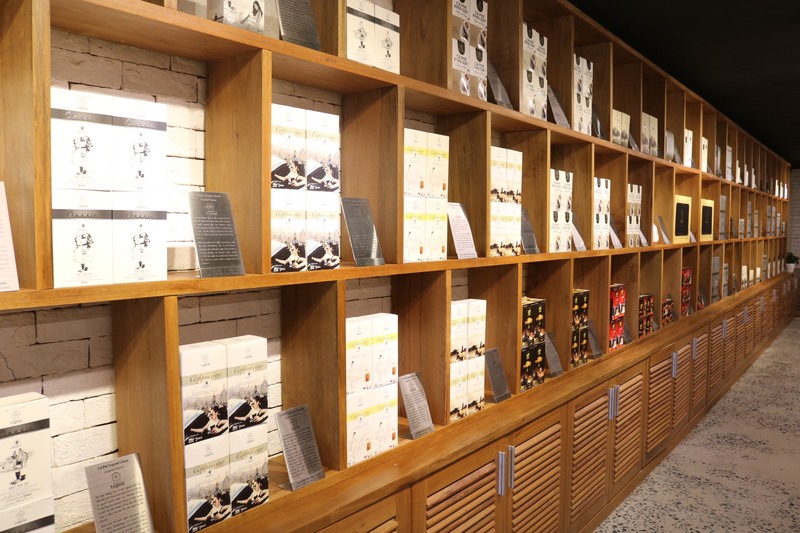 地下ワンフロアはお土産販売スペース